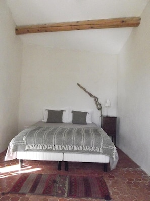 2 habitaciones, tabla de planchar con plancha y cuna de viaje 