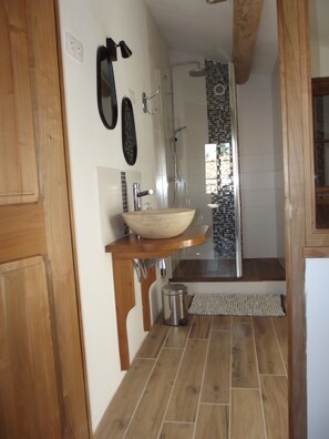 Dusche, Haartrockner, Handtücher, Seife