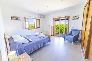 4 bedrooms, iron/ironing board, free WiFi, bed sheets