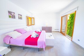 4 bedrooms, iron/ironing board, free WiFi, bed sheets