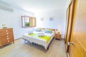 4 bedrooms, iron/ironing board, free WiFi, bed sheets