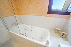 Baignoire, sèche-cheveux, serviettes fournies