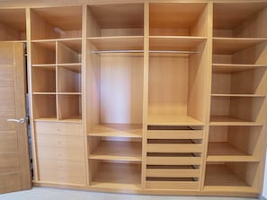 Ein Holzkoffer mit vielen Regalen und Schubladen.