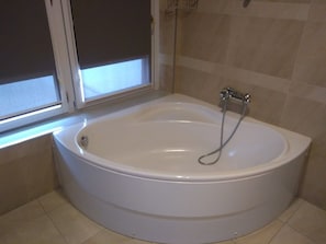Deep-soaking bathtub - Hotel Restaurante Aldama (Amurrio)