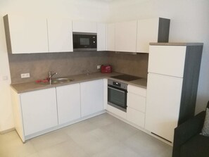 Full-sized fridge, microwave, oven, stovetop - SHS Suite Home Sweet City 24 (Luxembourg City)