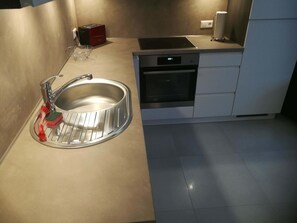 Full-sized fridge, microwave, oven, stovetop