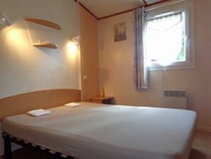 2 bedrooms, iron/ironing board, travel crib, free WiFi