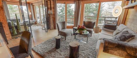 Een televisie en een stereo