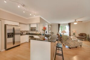 Jääkaappi, mikroaaltouuni, uuni, liesi