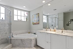 Combined shower/tub, hair dryer, towels, toilet paper - 3bed/2ba DOWNTOWN DELRAY BEACH, WALK TO BEACH, FOOD & SHOPS! PINEAPPLE GROVE! (Delray Beach)