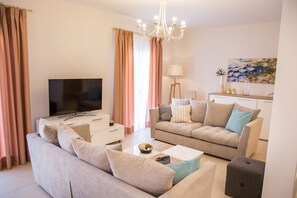 Villa, eigener Pool, Poolblick | Wohnzimmer | Flachbildfernseher