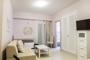 خزنة داخل الغرفة وستائر تعتيم وتجهيزات عازلة للصوت ومكواة/لوح كي