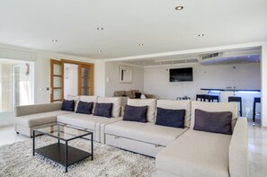 Exclusive Villa, Private Pool | Living room | 55-inch plasma TV with digital channels, TV, fireplace - Exclusive 5star sea view villa Elviria (Marbella)