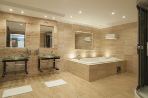 Exklusiv villa - privat pool | Badrum | Djupt badkar, duschhuvud med massagefunktion och lyxtoalettartiklar