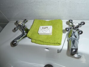 Amenidades de baño gratuitas, secadora de cabello, toallas