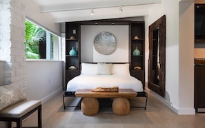 1 slaapkamer, een bureau, een strijkplank/strijkijzer, reisbedje