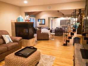 Una Smart TV, una chimenea, un reproductor de DVD, una videoteca