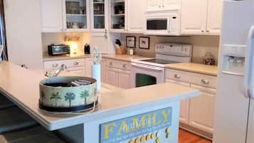 雪櫃、微波爐、焗爐、爐具