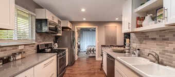 Cozy Cottage! All Sports Budd Lake near boat launch & neighborhood beach.