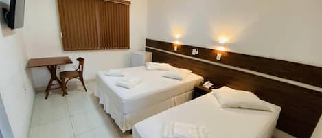 Quarto Triplo Deluxe | Safe på rommet, blendingsgardiner, wi-fi (inkludert) og sengetøy