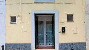 A building entrance with a glass door, a small step leading up to it, and a mailbox on the wall. - Holiday home L'Alloro with private parking - MATERA (Matera)