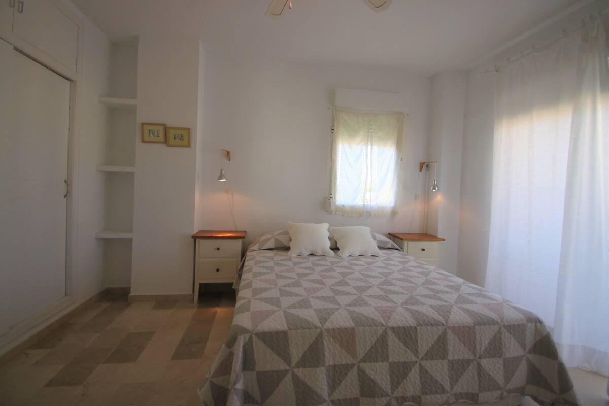 3 habitaciones, tabla de planchar con plancha, cunas y wifi gratis