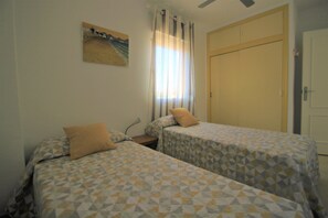 3 habitaciones, tabla de planchar con plancha, cunas y wifi gratis