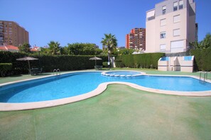 Una piscina al aire libre