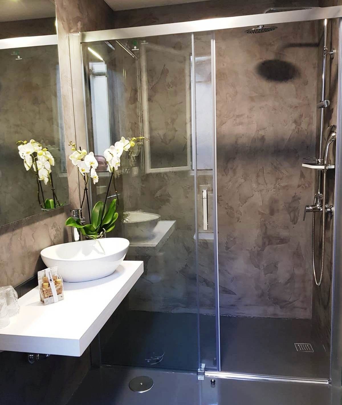 Habitación doble superior | Baño | Amenidades de baño gratuitas, secadora de cabello, pantuflas, toallas 