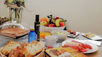 Frukostbuffé varje dag (EUR 7 per person)