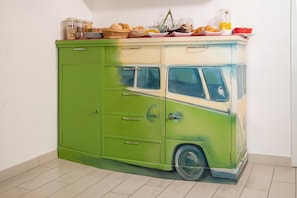 Kühlschrank, Wasserkocher, Hochstuhl