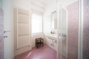 Articles de toilette gratuits, sèche-cheveux, bidet, serviettes fournies