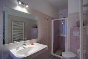 Doppia Comfort | Bagno | Set di cortesia gratuito, asciugacapelli, bidet, asciugamani