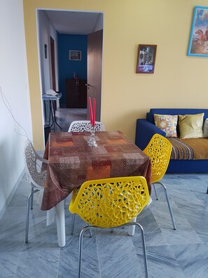 Appartement Ville, 1 grand lit, accessible aux personnes à mobilité réduite, vue sur la mer | Salle de séjour