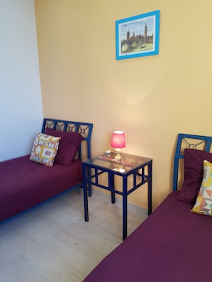 Appartement Ville, 1 grand lit, accessible aux personnes à mobilité réduite, vue sur la mer | Rideaux d’obscurcissement, fer et planche à repasser