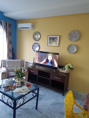 Appartement Ville, 1 grand lit, accessible aux personnes à mobilité réduite, vue sur la mer | Téléviseur
