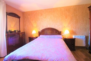3 bedrooms, iron/ironing board, cots/infant beds, free WiFi