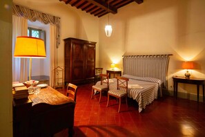 9 chambres, fer et planche à repasser, Wi-Fi, draps fournis