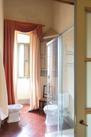 Sèche-cheveux, serviettes fournies, savon, shampoing