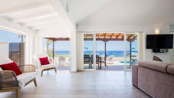 Smart TV, books, video library, stereo