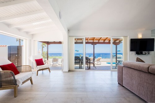 Volle Renovierung und atemberaubende Aussicht auf das Meer mit 3 Schlafzimmern und 2 Badezimmern