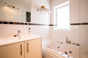 Combined shower/bathtub, jetted bath, hair dryer, towels