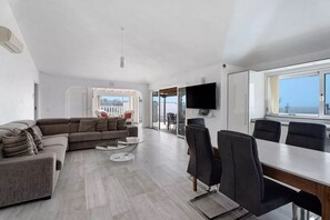 Smart TV, books, video library, stereo - (Amarilla Golf)