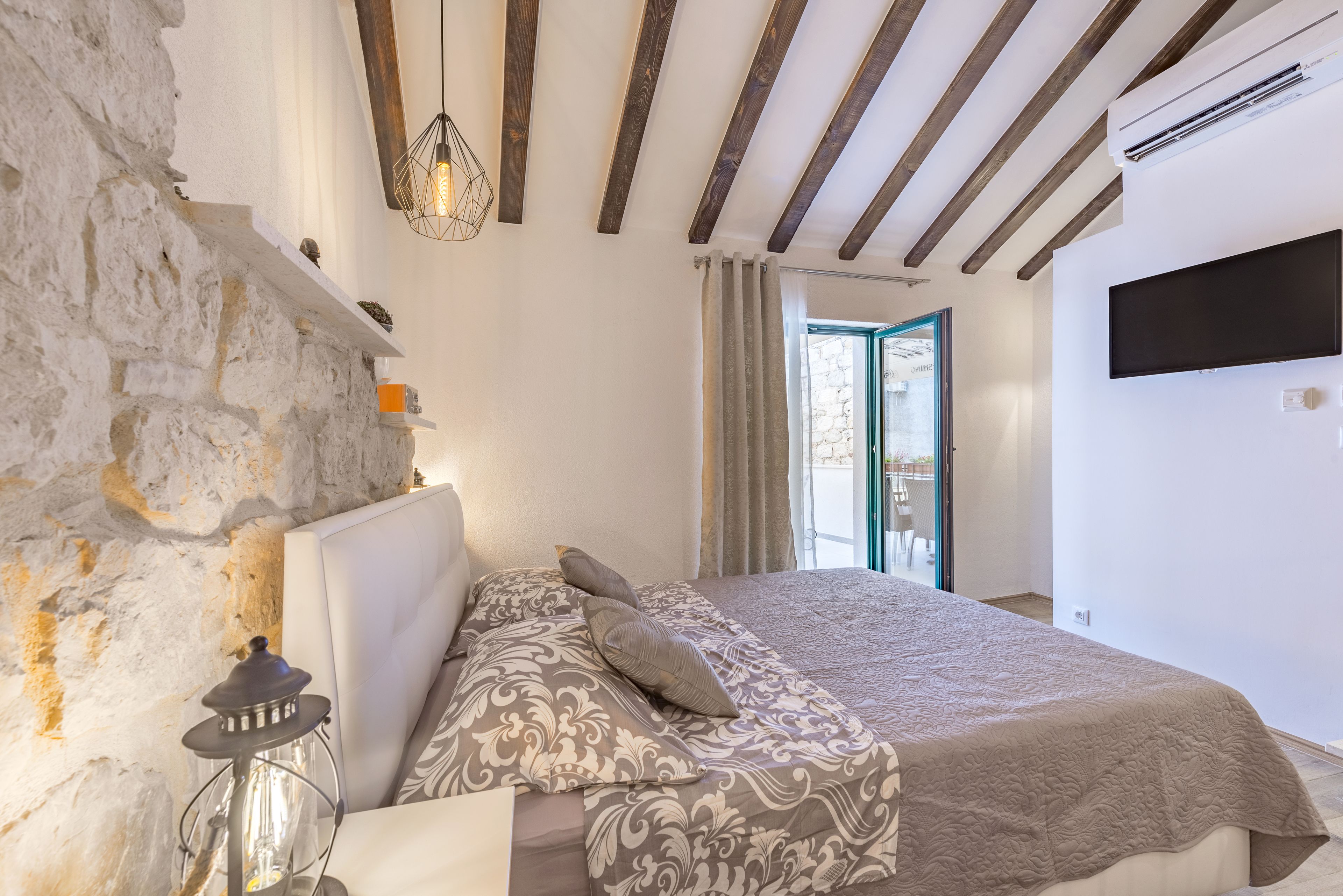 ملاءات للفراش لا تسبب الحساسية ومكتب وتجهيزات عازلة للصوت ومكواة/لوح كي