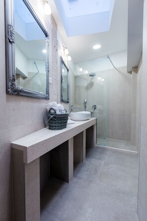 Deluxe Studio | Bathroom | Shower, free toiletries, hair dryer, towels - Apartments & Rooms Dujam (Split)
