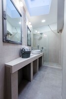 Deluxe Studio | Bathroom | Shower, free toiletries, hair dryer, towels