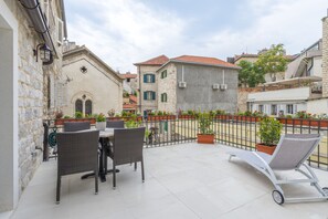 Lägenhet Deluxe - terrass | Allergitestade sängkläder, skrivbord och ljudisolering