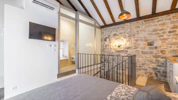 Deluxe appartement, terras | Hypoallergeen beddengoed, een bureau, geluiddichte muren