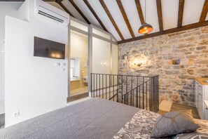 Deluxe Apartment, Terrace | Hypo-allergenic bedding, desk, soundproofing, iron/ironing board - Apartments & Rooms Dujam (Split)