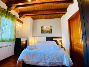 3 dormitoris, planxa i posts de planxar i un bressol de viatge 